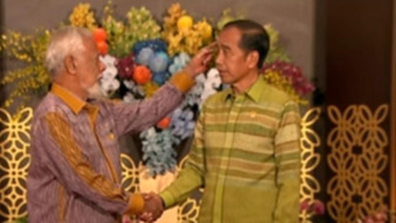 Akrab Berjabat Tangan, PM Timor Leste  Xanana Pegang Kepala & Elus Rambut Jokowi