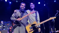 Gitaris Sheila On 7 Eross Candra dan mantan gitaris pengiringnya, Saktia Ari Sena alias Sakti yang kini bernama Salman Al-Jugjawy. (Instagram/erosscandra)