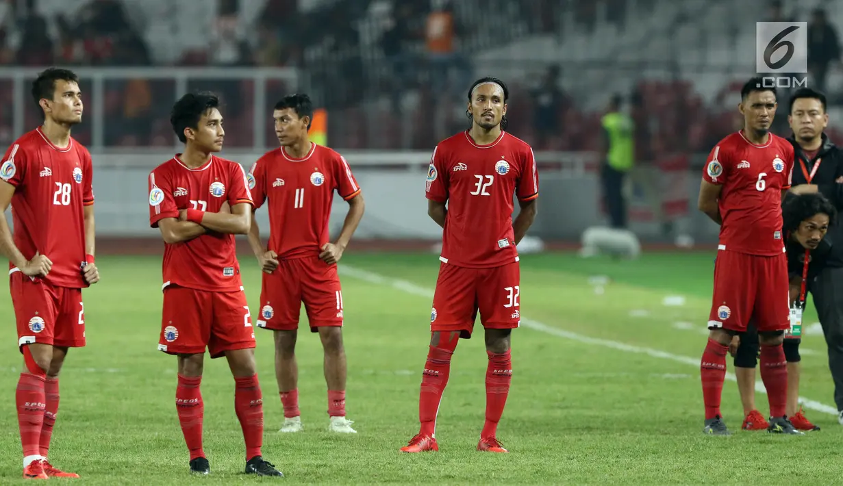 Pemain Persija usai dikalahkan Home United pada laga kedua Semifinal Zona Asia Tenggara Piala AFC 2018 di Stadion GBK, Jakarta, Selasa (15/5). Persija kalah 1-3 dan agregat 3-6. (Liputan6.com/Helmi Fithriansyah)