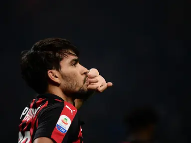 Gelandang AC Milan, Lucas Paqueta merayakan gol yang kemudian dianulir oleh VAR saat bertanding melawan Empoli pada laga Serie A Italia di stadion San Siro pada tanggal 22 Februari 2019. AC Milan resmi melepas Lucas Paqueta ke Olympique Lyon. (AFP/Marco Bertorello)