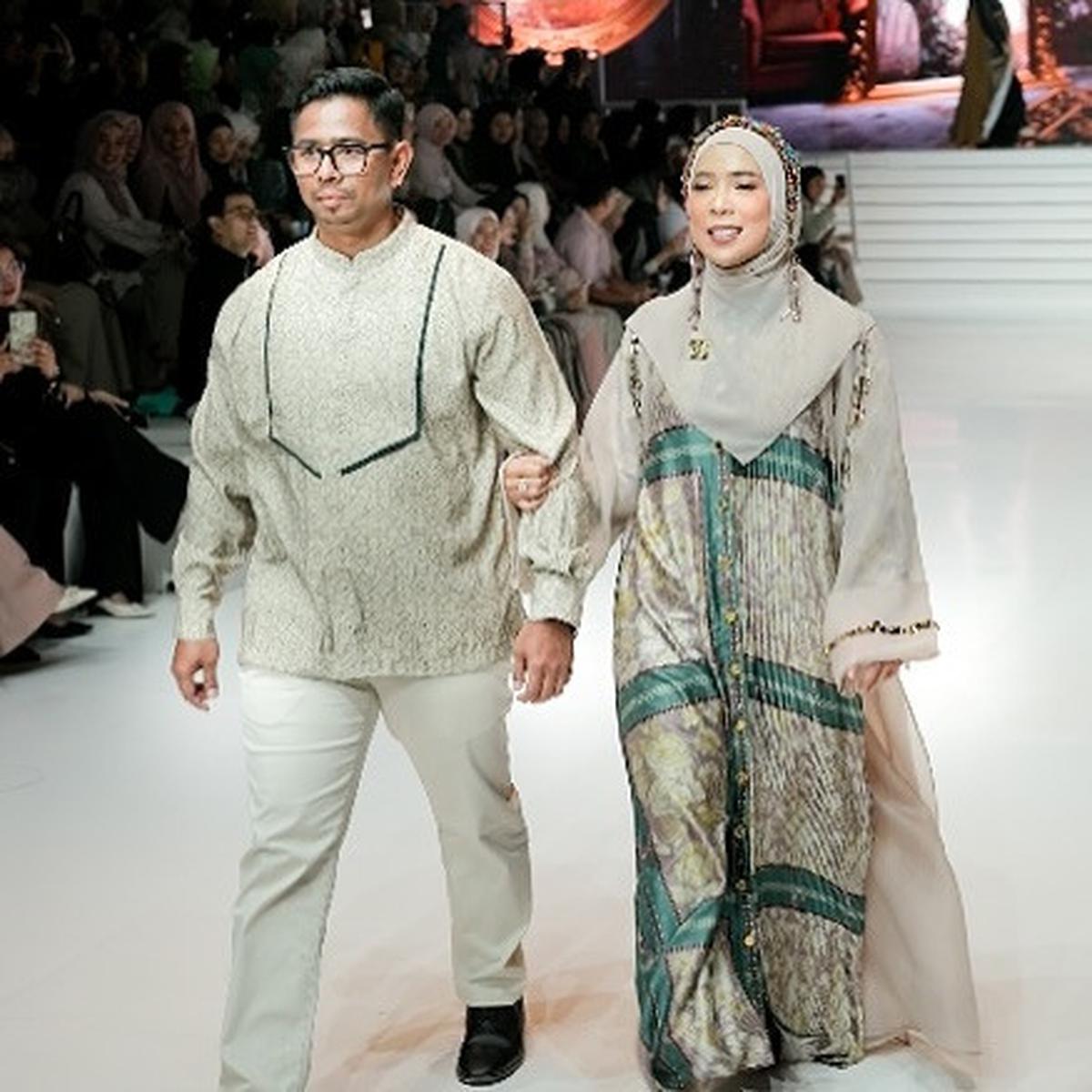 Momen Kocak Fitrop Malah Ngereog di Catwalk Usai Tangan Dicium Suami