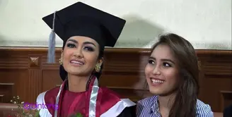 Julia Perez telah mendapatkan gelarnya sebagai Sarjana Hukum di Universitas Bung Karno (UBK), Jakarta Pusat. Setelah menjadi sarjana, Julia Perez ingin bekerja di bidang hukum yaitu sebagai pengacara.