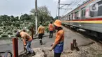 Pekerja PT KAI menyelesaikan pemasangan pembatas jalan di perlintasan kereta tanpa palang pintu di kawasan TPU Tanah Kusir, Jakarta, Kamis (17/9/2020). Pemasangan pembatas jalan dilakukan untuk mencegah kecelakaan kendaraan yang sering terjadi di kawasan tersebut. (merdeka.com/Iqbal S. Nugroho)