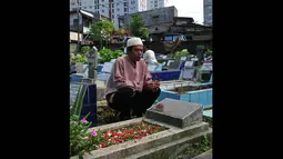 Umumnya para peziarah memadati TPU Karet Bivak usai melaksanakan solat Ied, Jakarta, Senin (28/7/14). (Liputan6.com/Johan Tallo)