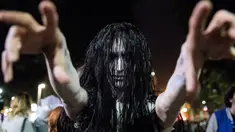 Seorang wanita mengenakan kostum dan mengecat wajahnya saat mengikuti Zombie Walk dalam perayaan hari Purim di Tel Aviv (11/3). Liburan Purim ini dirayakan dengan parade dan pesta kostum. (AFP/Jack Guez)