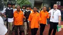 Polisi menggiring tersangka mafia tanah yang terjadi di Jakarta dan Bekasi, Polda Metro Jaya, Jakarta, Rabu (5/9). Penipuan ini berjalan dengan modus memalsukan AJB dan dokumen pendukungnya. (Liputan6.com/JohanTallo)