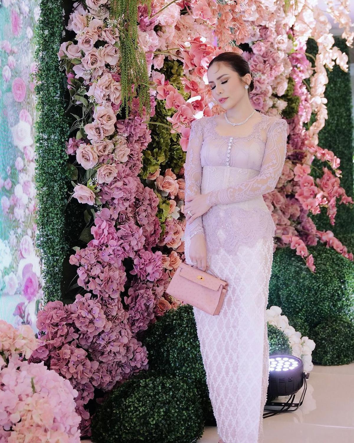 Curi Perhatian, Begini Gaya Momo Geisha Datang ke Kondangan