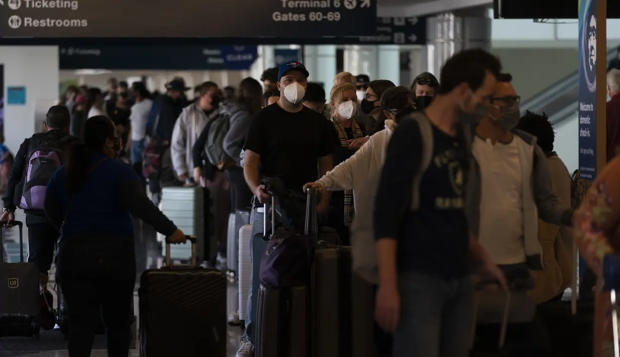 Pelancong mengantre untuk check-in penerbangan mereka di Bandara Internasional Los Angeles di Los Angeles, Senin (20/12/2021). Departemen Kesehatan Masyarakat Los Angeles County melaporkan jumlah kasus baru harian COVID-19 meningkat tiga kali lipat selama seminggu. (AP Photo/Jae C.Hong)