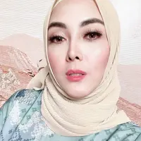 Potret Dhena Devanka saat sedang belajar berhijab (Instagram/dhenaaldhaliadevanka).