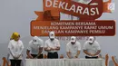 Ketua Bawaslu, Abhan (kedua kiri) menandatangani MoU Netralitas saat deklarasi komitmen bersama menjelang kampanye rapat umum dan iklan kampanye Pemilu 2019 di kantor Bawaslu RI, Jakarta, Sabtu (23/3). (merdeka.com/Imam Buhori)