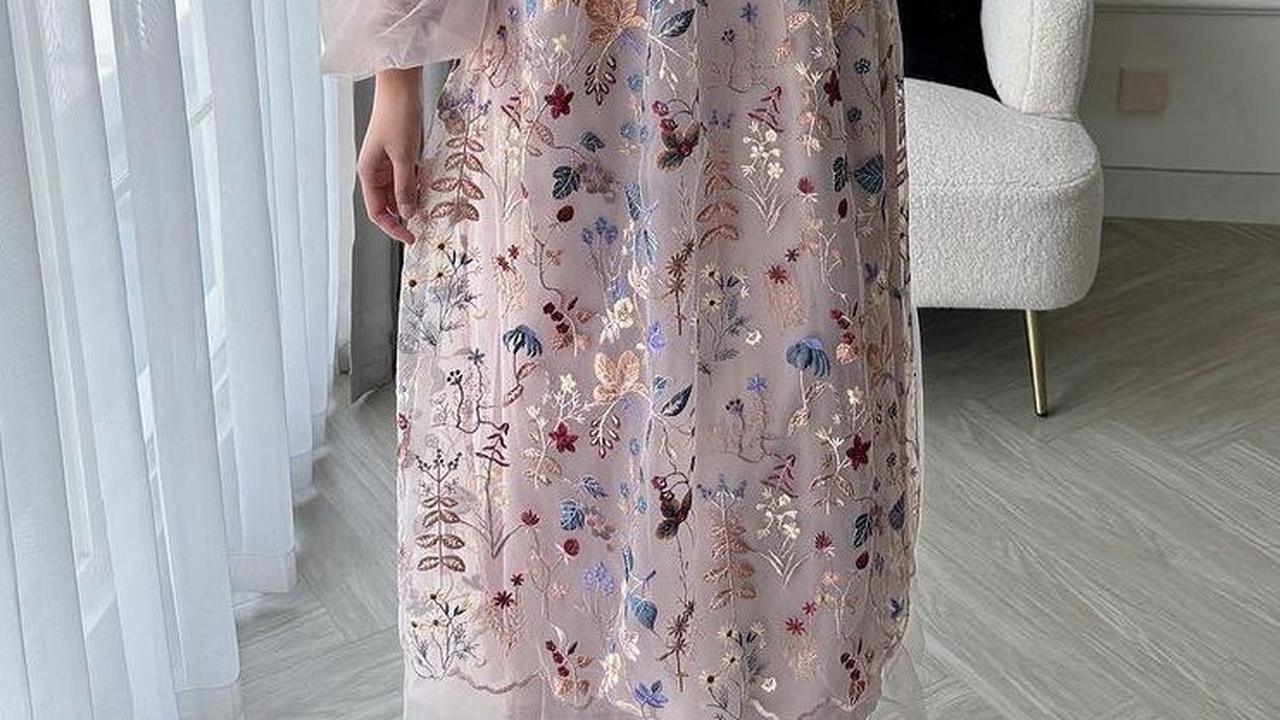 Abel Dress dengan Hiasan Motif Bunga yang Cantik