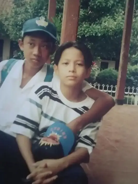 Bisa tebak siapa dia? Ya, ia adalah Ariel NOAH yang sudah belah tengah sejak kecil. Rambutnya sempat jadi trendsetter di era awal 2000. [Instagram @danyjumadi]