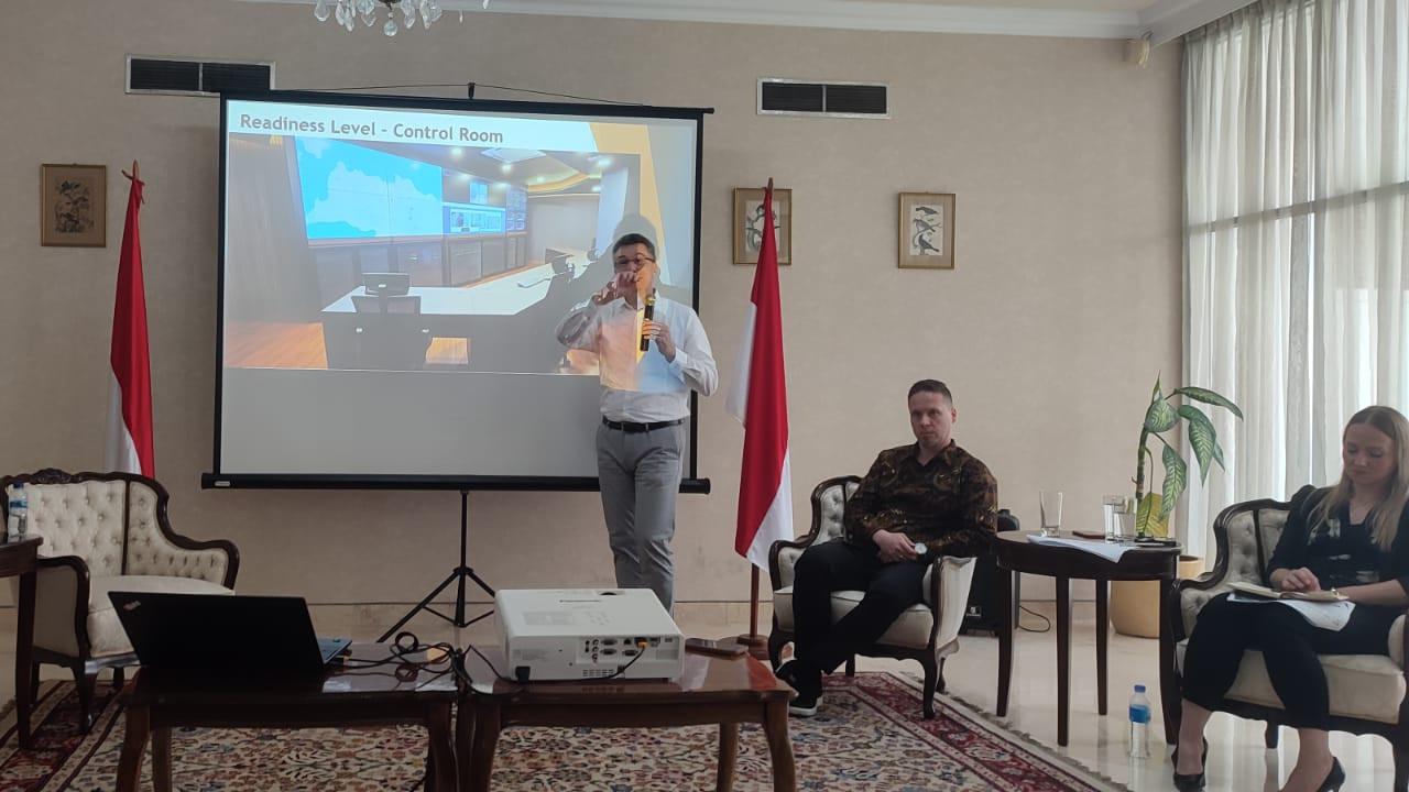 Direktur Utama PT Roatex Indonesia Toll System Attila Keszeg bersama Direktur Utama PT Roatex Indonesia Toll System Attila Keszeg menjelaskan proyek  proyek Multi Lane Free Flow (MLFF) atau bayar tol tanpa kartu. Foto: Nurmayanti