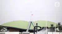 Helikopter TNI AU mengibarkan bendera Merah Putih raksasa di kawasan Gedung DPR RI, Jakarta, Selasa (5/10/2021). Bendera yang dikibarkan berukuran 30 x 20 meter. (Liputan6.com/Faizal Fanani)