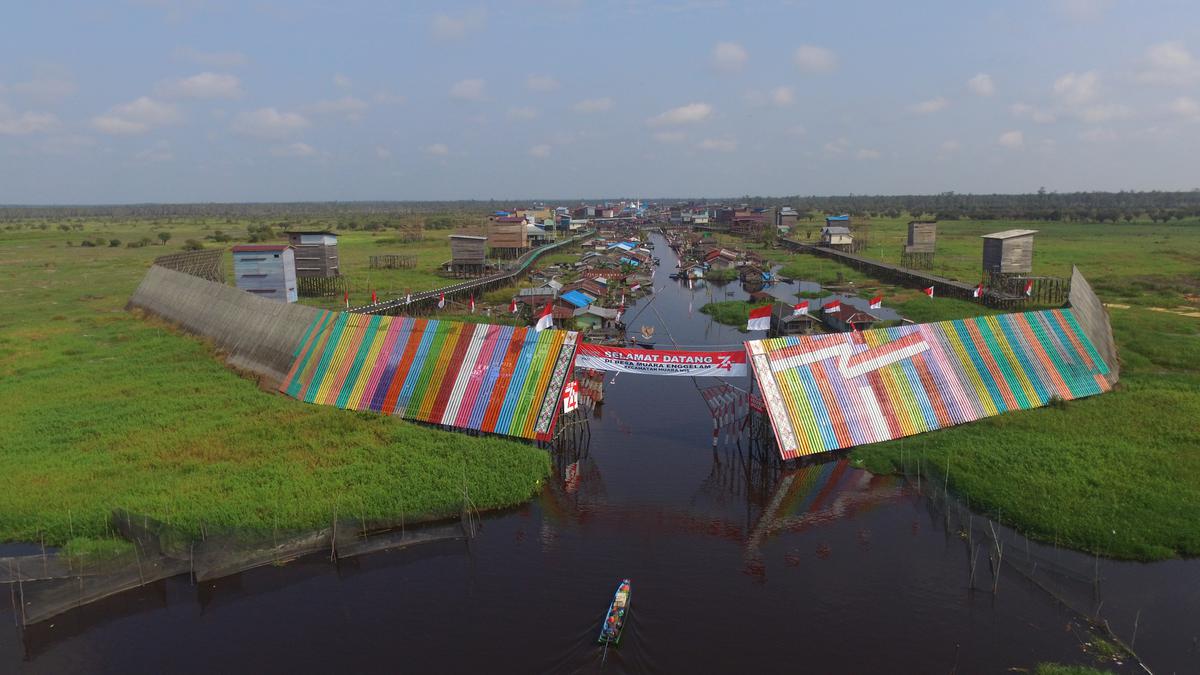 Kisah Warga Desa Muara Enggelam Bertahan Hidup di Balik Pagar Raksasa