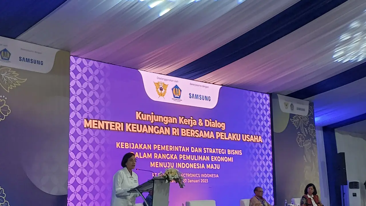 Menteri Keuangan Sri Mulyani Indrawati di kawasan pabrik PT Samsung Electronic Indonesia, Cikarang, Jumat (27/1/2023).