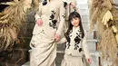 Tampilan memikat dengan busana Lebaran yang elegan menambah momentum hangat keluarga Rachel Vennya.