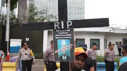 Koalisi Pekerja Korban Ketidakadilan Freeport Indonesia menggelar unjuk rasa di depan Kedubes AS, Jakarta, Kamis (27/12) Mereka menuntut  tanggungjawab atas dugaan pelanggaran HAM oleh PT Freeport Indonesia dan CEO Freeport. (Liputan6.com/Angga Yuniar)