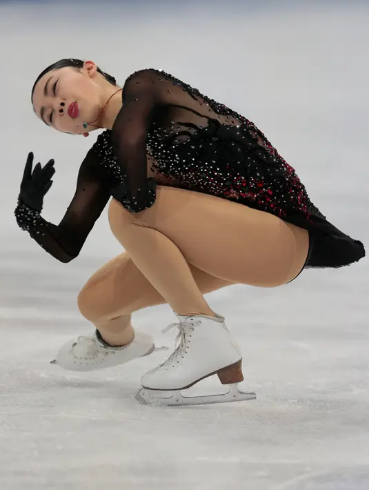 Karen Chen dari Amerika Serikat menunjukkan kemampuannya di atas seluncur es dalam ISU World Figure Skating Championships 2017  di Helsinki, Finlandia, (31/3). (AP Photo / Ivan Sekretarev)