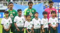 Laga panas antara Persebaya Surabaya kontra Arema FC telah rampung. Hasilnya, Bajul Ijo sukses menang 3-2 atas Singo Edan dalam pekan ke-13 BRI Liga 1 2024/2025 di Stadion Gelora Bung Tomo, Surabaya, Sabtu (7/12/2024). (Aditya Wani/Bola.com)