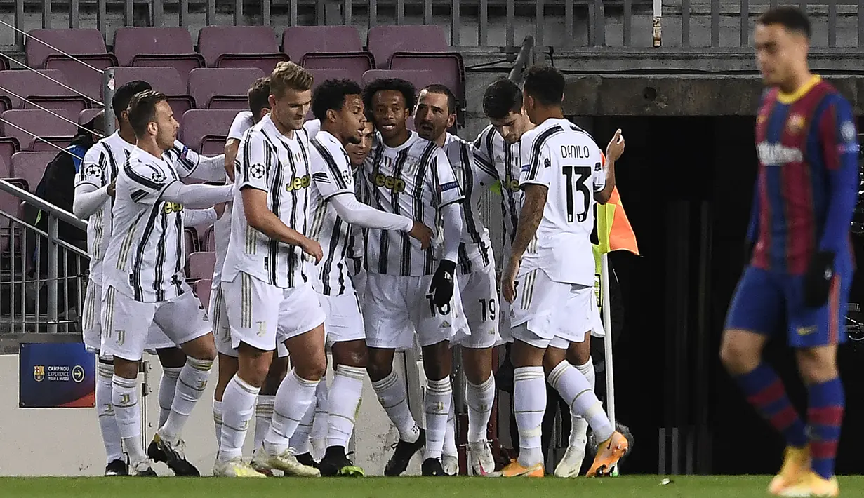 Pemain Juventus merayakan gol yang dicetak Weston McKennie ke gawang Barcelona pada laga matchday terakhir Grup G Liga Champions di Camp Nou Stadium, Rabu (9/12/2020) dini hari WIB. Juventus menang 3-0 atas Barcelona. (AFP/Josep Lago)