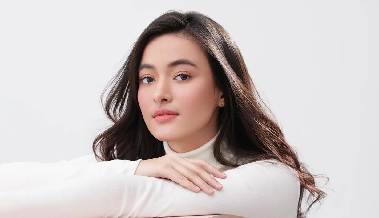 Salah satu potret close up Mawar Eva yang berhasil menunjukkan kecantikannya yang luar biasa. Dengan rambut ditata bergelombang, riasan wajah bernuansa merah muda yang lembut, Mawar Eva di sini memang terlihat sangat cantik. Foto: Instagram.
