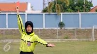 Wasit Nur Holisah saat wawancara khusus dengan Liputan6.com di Stadion Bea Cukai Rawamangun, Jakarta, Rabu (11/11/2015). Nur Holisah merupakan wasit sepakbola berlisensi C2 Nasional. (Liputan6.com/Helmi Fithriansyah)