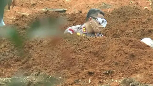Perjuangan Polisi Palembang Gali Makam untuk Jenasah Pasien Covid-19