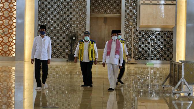 Presiden Joko Widodo (kiri) meninjau perkembangan renovasi Masjid Istiqlal di Jakarta, Selasa (2/6/2020). Menurut Presiden Jokowi, renovasi Masjid Istiqlal kini sudah mencapai 90 persen dan rencananya akan dibuka pada Juli mendatang.  (Warta Kota/Pool-Alex Suban)