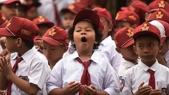 6 Momen Kocak saat Upacara Bendera Ini Bikin Rindu Sekolah, Penuh Kenangan