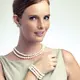 Dari kalung klasik hingga aksesori kecil, pearlcore menawarkan banyak cara untuk membawa nuansa elegan ke dalam gaya sehari-hari. (Foto/Dok: Magnific)