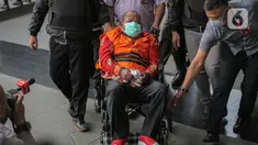 Gubernur Papua Lukas Enembe dibawa dari RSPAD Gatot Subroto ke Gedung Merah Putih KPK, Jakarta, Kamis (12/1/2023). Berdasarkan pemeriksaan tim medis tersangka kasus dugaan korupsi pembangunan infrastruktur di Provinsi Papua itu telah dinyatakan fit to stand trial sehingga dapat menjalani pemeriksaan untuk melengkapi berkas perkaranya. (Liputan6.com/Faizal Fanani)