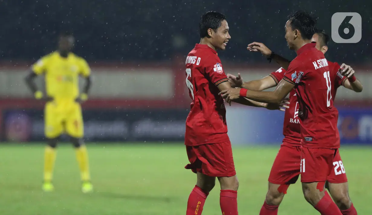 8: Pemain Persija merayakan gol yang dicetak Evan Dimas Darmono saat melawan Bhayangkara FC pada lanjutan Shopee Liga 1 Indonesia di Stadion PTIK, Jakarta, Sabtu (14/3/2020). Laga kedua tim berakhir imbang 2-2. (Liputan6.com/Helmi Fithriansyah)