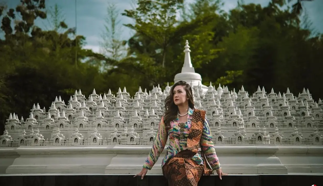 Mana gaya blusukan pakai kebaya ala Nafa Urbach yang jadi favoritmu, Sahabat FIMELA? Foto: Instagram.