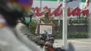 Petugas Satpol PP memegang poster himbauan kepada masyarakat tentang Covid-19, Jakarta, Jumat (6/11/2020). Upaya pemerintah tidak berhenti mengingatkan masyarakat untuk selalu mengenakan masker dan 3M agar terhindar dari bahaya penyebaran Covid-19 yang kini belum berakhir. (merdeka.com/Imam Buhori)