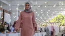 Model membawakan busana karya desainer Intan Kusuma dan Atina Maulia di Akuatik GBK Senayan, Jakarta, Kamis (2/5/2019). Sebanyak 30 koleksi busana hijab mulai dari dress, blouse tunik dan hijab dipamerkan menyambut bulan suci Ramadan. (Liputan6.com/Fery Pradolo)