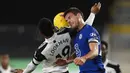 Bek Chelsea, Cesar Azpilicueta (kanan) berduel udara dengan striker Fulham, Ademola Lookman dalam laga lanjutan Liga Inggris 2020/21 pekan ke-18 di Craven Cottage, Sabtu (16/1/2021). Chelsea menang 1-0 atas Fulham. (AFP/Mike Hewitt/Pool)