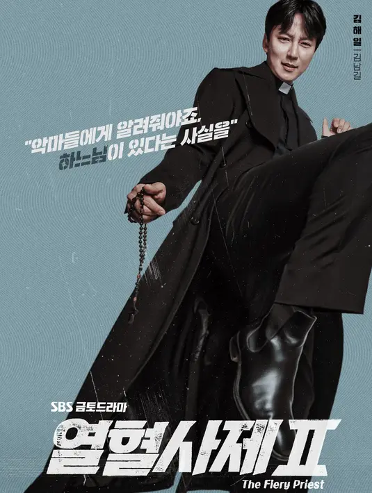 <p>Kim Hae Il (Kim Nam Gil), mengenakan jubah pendeta dan memegang rosario, memberikan tendangan lutut yang ditujukan kepada para penjahat. (Foto: SBS via Soompi)</p>