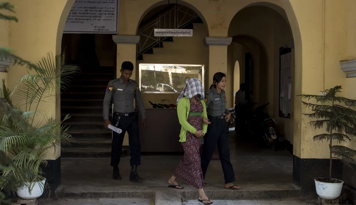Majikan Khin Khin Tun, Aye Aye Soe digiring petugas saat berada di pengadilan di Mawlamyine (13/2). Gadis 14 tahun ini dipekerjakan sang ayah kepada Aye Aye Soe demi bisa membayar tagihan medis. (AFP PHOTO/YE AUNG THU)