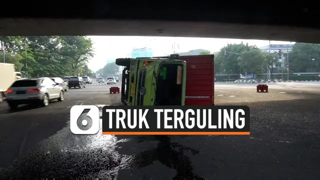 VIDEO: Sopir Mengantuk, Truk Kontainer Terguling di Tomang