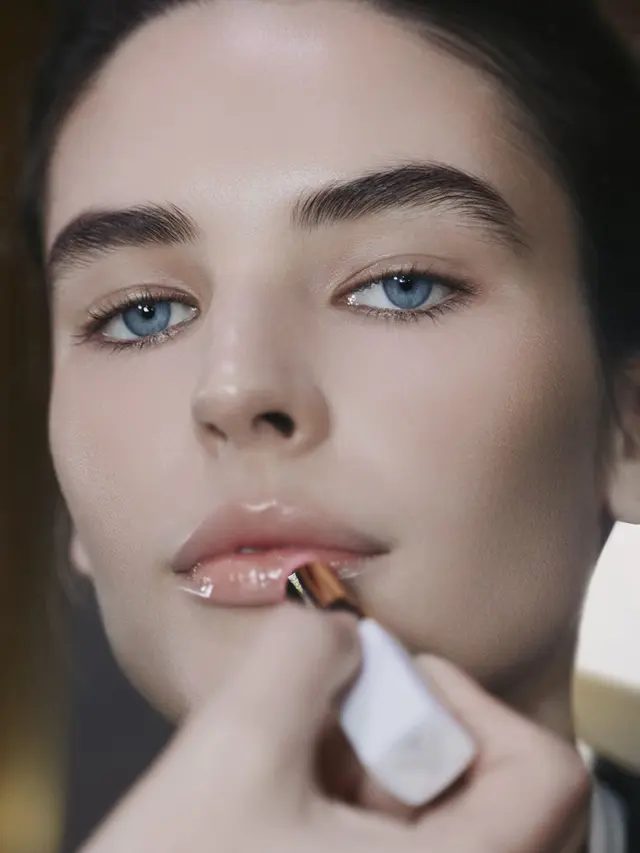 Tren Makeup dari Backstage CHANEL Métiers d'Art 2026 Show yang Minimalis, Presisi, dan Kilau Sehalus Sutra