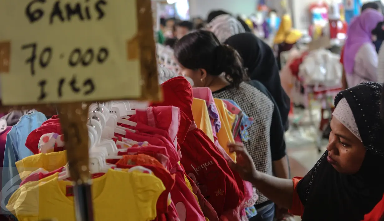 Pengunjung melihat pakaian anak di pusat perbelanjaan Blok B Pasar Tanah Abang, Jakarta, Minggu (28/6). Memasuki pertengahan Ramadan, pusat perbelanjaan di Ibukota mulai dipadati warga yang ingin membeli kebutuhan Lebaran. (Liputan6.com/Faizal Fanani)