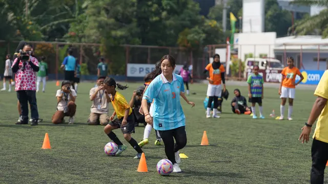 Mantan Pemain Jepang Mana Iwabuchi Latih Pesepak Bola Putri Belia Indonesia