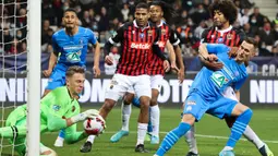 Marcin Bulka. Kiper milik PSG berusia 22 tahun ini dipinjamkan ke OGC Nice pada awal musim 2021/2022 akibat melimpahnya stok kiper di PSG. Musim lalu pun ia sudah dipinjamkan ke dua klub Prancis lainnya. Nyatanya, bersama Nice musim ini ia baru tampil 5 kali di ajang non liga. (AFP/Valery Hache)