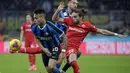 Striker Inter Milan, Lautaro Martinez, berebut bola dengan bek Fiorentina, Martin Caceres, pada laga Coppa Italia di Stadion San Siro, Rabu (29/1/2020). Inter Milan menang 2-1 atas Fiorentina. (AP/Luca Bruno)