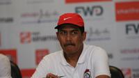 Pelatih PSM Makassar, Assegaf Razak menilai buruknya kondisi lapangan Stadion Aji Imbut, Tenggarong, menjadi salah satu penyebab anak asuhnya takluk 0-1 dari Mitra Kukar, Sabtu (19/9/2015). (Bola.com/Muhammad Ridwan)