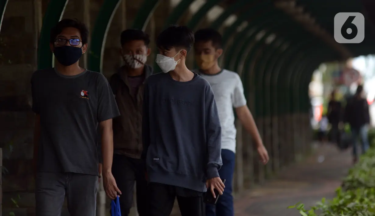 Pengunjung liburan Tahun Baru di Pantai Ancol, Jakarta, Sabtu (1/1/2022). Memasuki libur akhir pekan awal Tahun Baru 2022, kawasan Taman Impian Jaya Ancol hanya buka dari jam 06.00-14.00 WIB, hal ini untuk mencegah penyebaran COVID-19 varian Omicron. (merdeka.com/Imam Buhori)