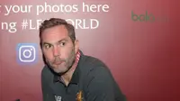 Legenda Liverpool, Jason McAteer hadir pada acara LFC World Tour Jakarta di Mal Taman Angrek, Jakarta (08/03/2018). Kegiatan tersebut untuk membawa Liverpool lebih dekat kepada fans. (Bola.com/Nick Hanoatubun)