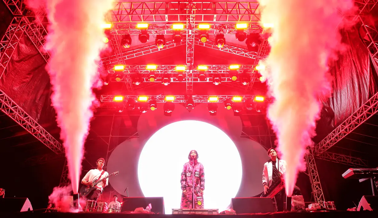 Penampilan Vierratale di panggung Social Chic 2024, Minggu (4/8). [Foto: Adrian Putra/Fimela]