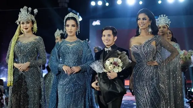 7 Potret Aura Kasih Pakai Busana Pengantin Ini Tampil Curi Perhatian